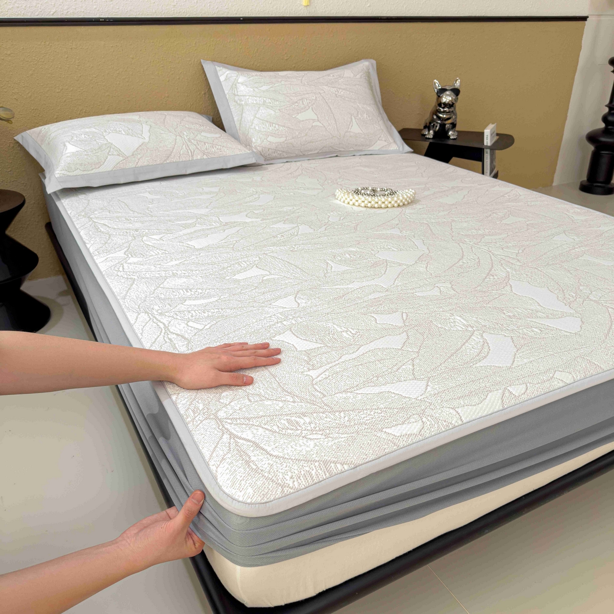 91家纺网 家纺一手货源 找家纺 孩子王家纺 2026春夏新款凉感过0.21夏天家用软席子可机洗空调席夏季高端华夫格凉席三件套 家大叶大-棕雾咖 床笠款