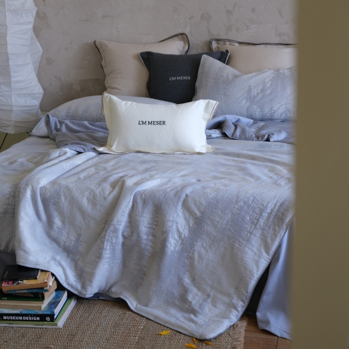 91家纺网 家纺一手货源 找家纺 佳汐蓝家纺 2026新款【慢性子】系列色织提花夏被&四件套 迷雾森林（蓝）