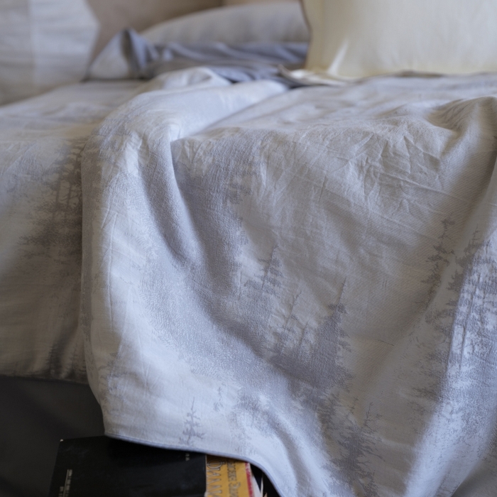 91家纺网 家纺一手货源 找家纺 佳汐蓝家纺 2026新款【慢性子】系列色织提花夏被&四件套 迷雾森林（蓝）