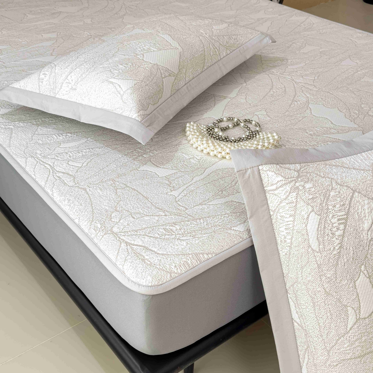 91家纺网 家纺一手货源 找家纺 孩子王家纺 2026春夏新款凉感过0.21夏天家用软席子可机洗空调席夏季高端华夫格凉席三件套 家大叶大-棕雾咖 床笠款