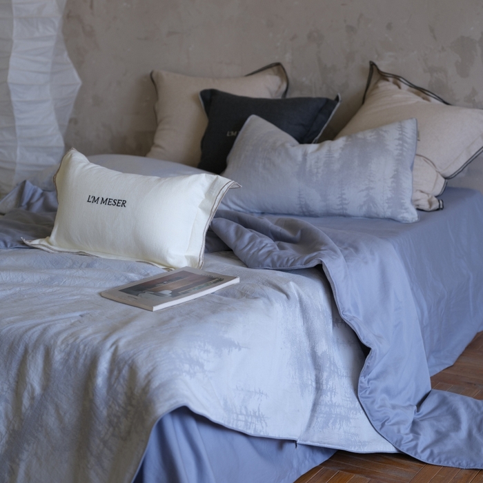 91家纺网 家纺一手货源 找家纺 佳汐蓝家纺 2026新款【慢性子】系列色织提花夏被&四件套 迷雾森林（蓝）