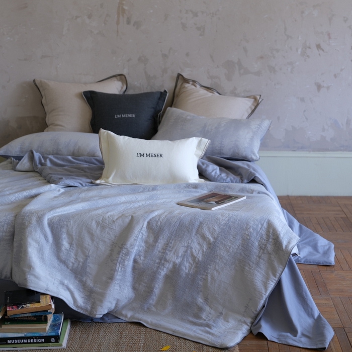 91家纺网 家纺一手货源 找家纺 佳汐蓝家纺 2026新款【慢性子】系列色织提花夏被&四件套 迷雾森林（蓝）