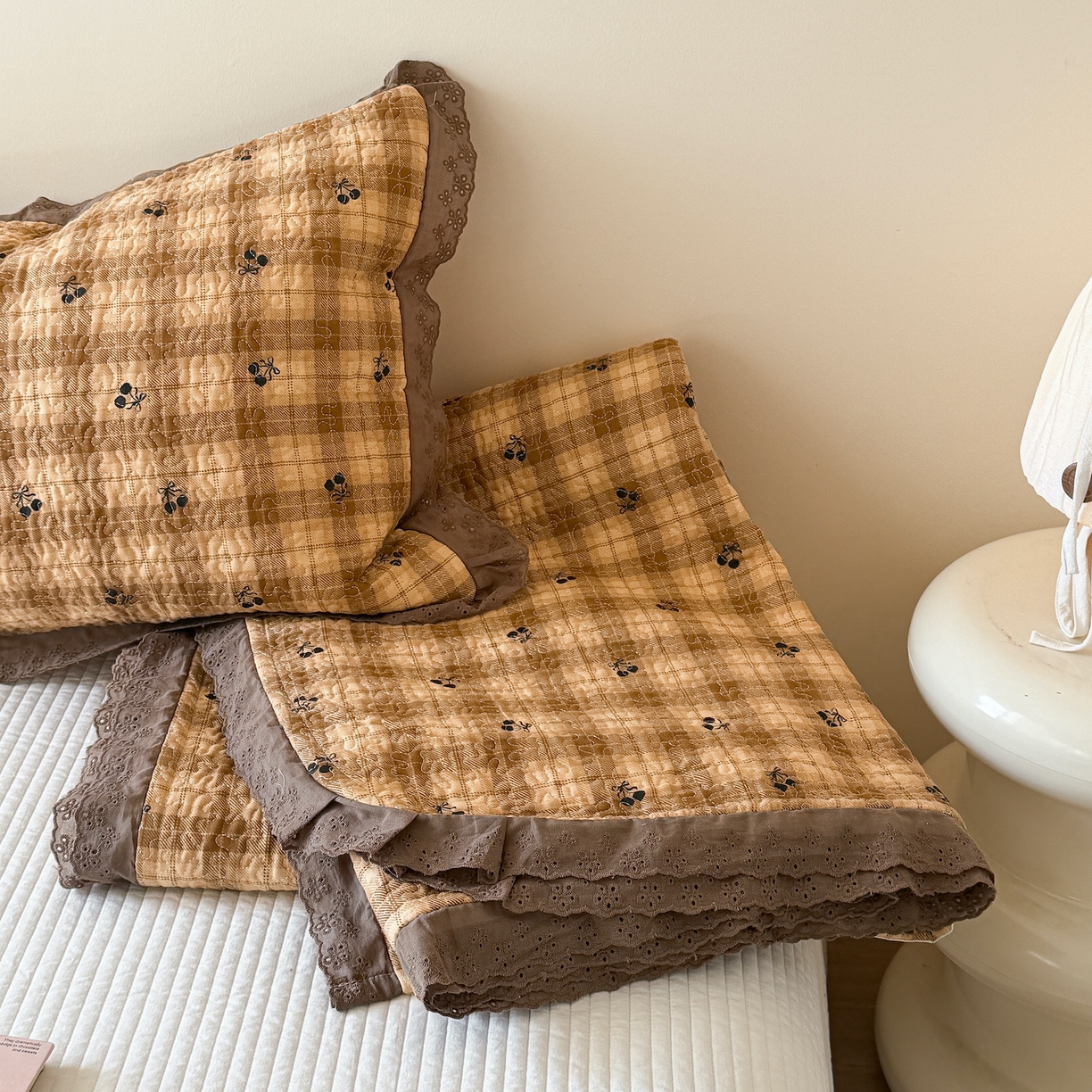 91家纺网 家纺一手货源 找家纺 乐野家居 2026新款印花全棉有氧双层纱床盖三件套 焦糖樱桃