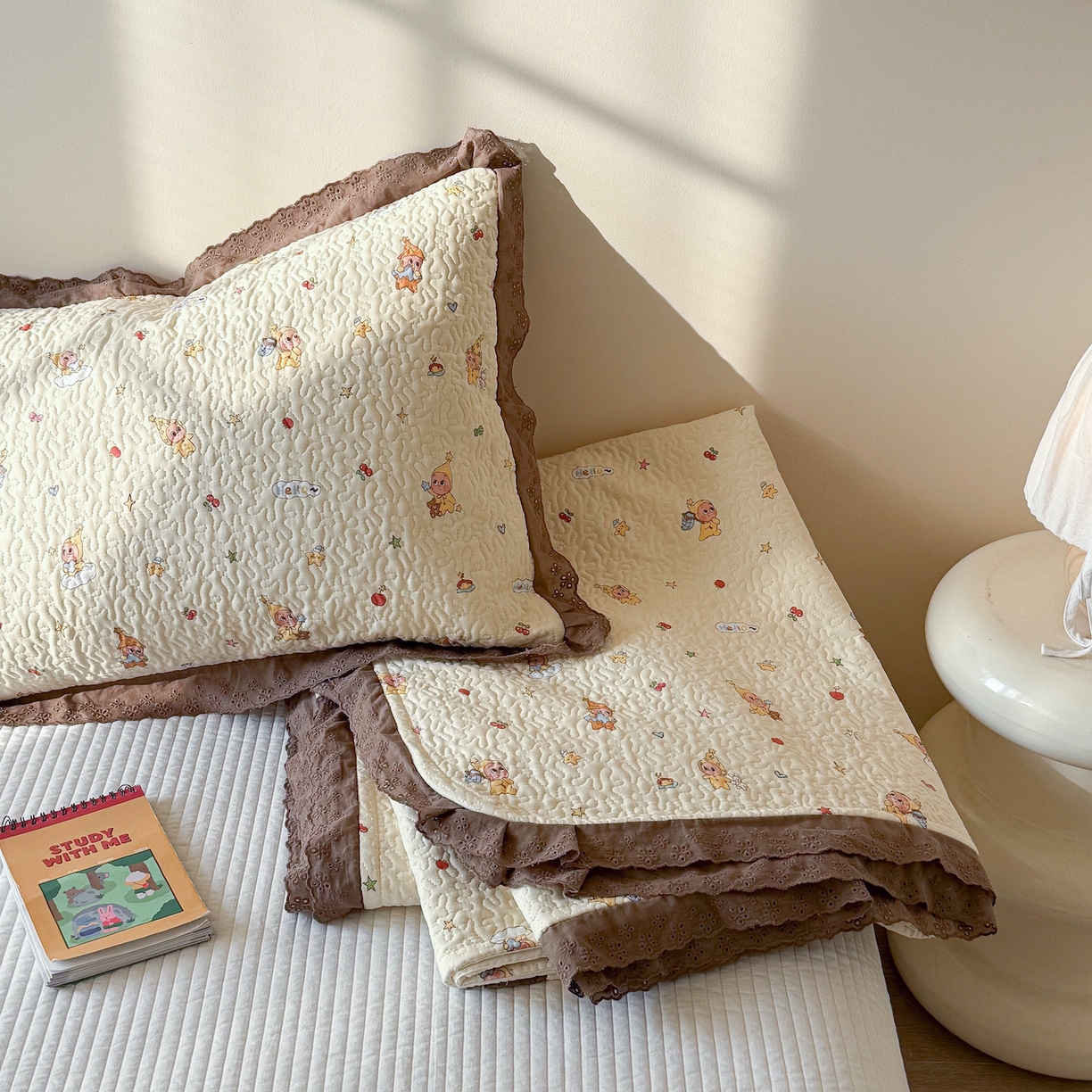 91家纺网 家纺一手货源 找家纺 乐野家居 2026新款印花全棉有氧双层纱床盖三件套 可爱星人