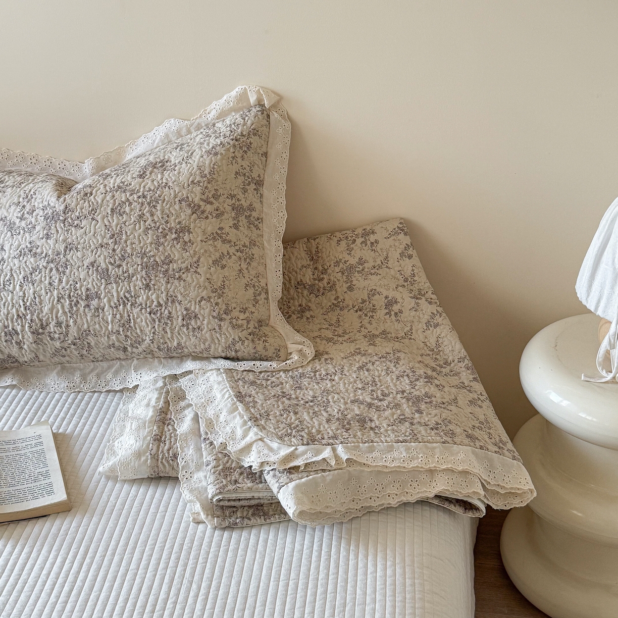 91家纺网 家纺一手货源 找家纺 乐野家居 2026新款印花全棉有氧双层纱床盖三件套 伯爵茶歇