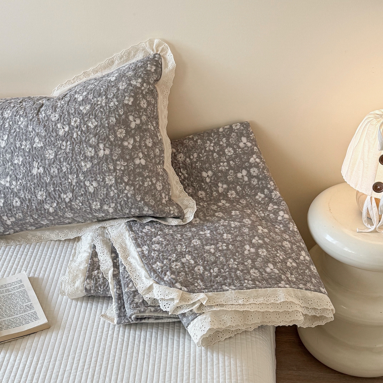 91家纺网 家纺一手货源 找家纺 乐野家居 2026新款印花全棉有氧双层纱床盖三件套 塞纳暮烟