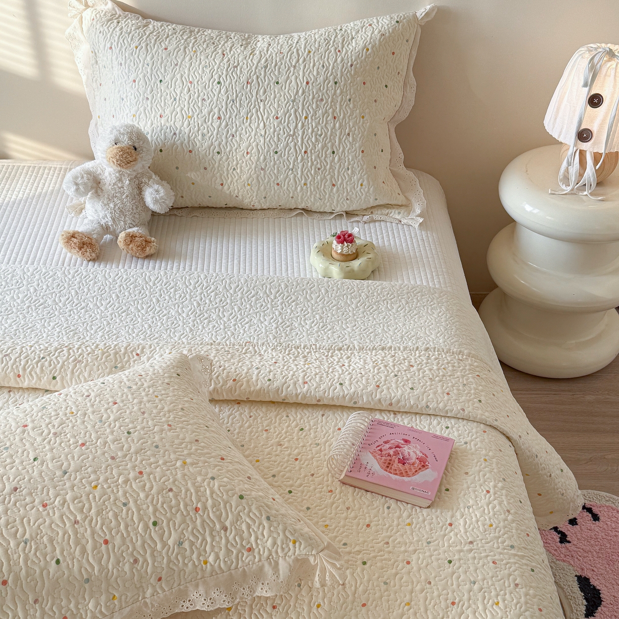 91家纺网 家纺一手货源 找家纺 乐野家居 2026新款印花全棉有氧双层纱床盖三件套 波点童话