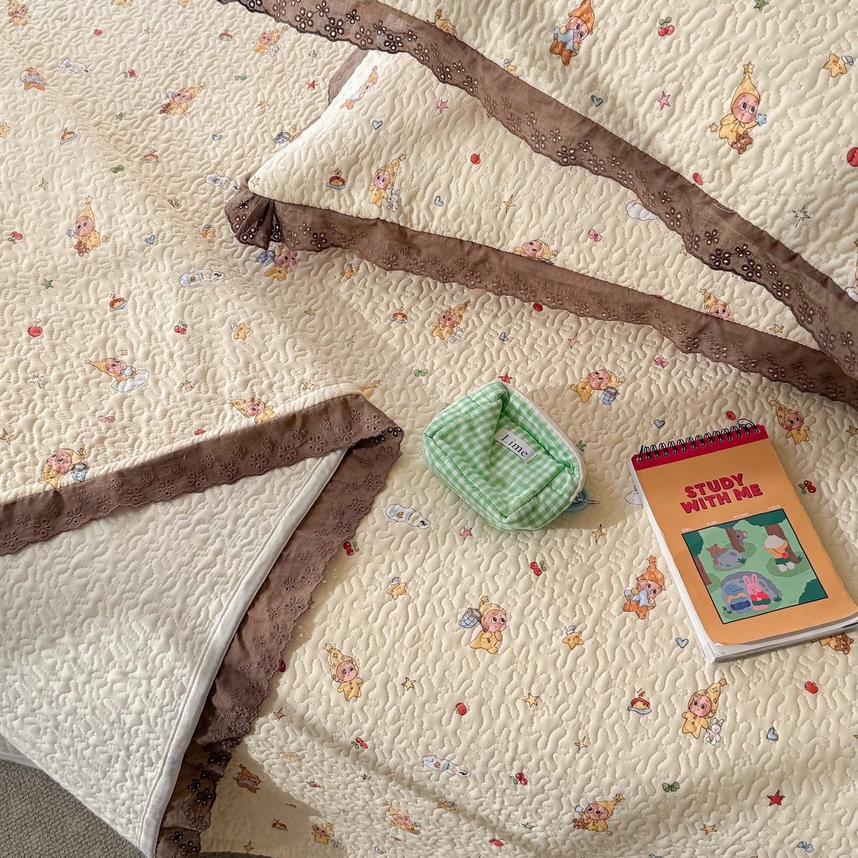 91家纺网 家纺一手货源 找家纺 乐野家居 2026新款印花全棉有氧双层纱床盖三件套 可爱星人