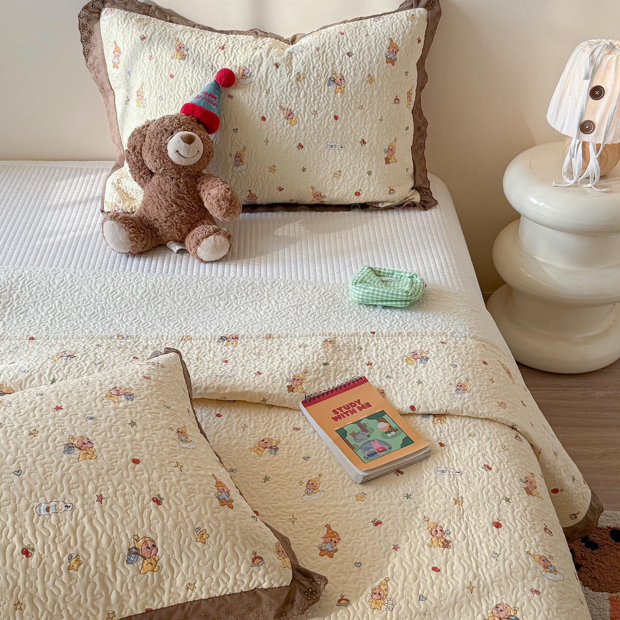 91家纺网 家纺一手货源 找家纺 乐野家居 2026新款印花全棉有氧双层纱床盖三件套 可爱星人