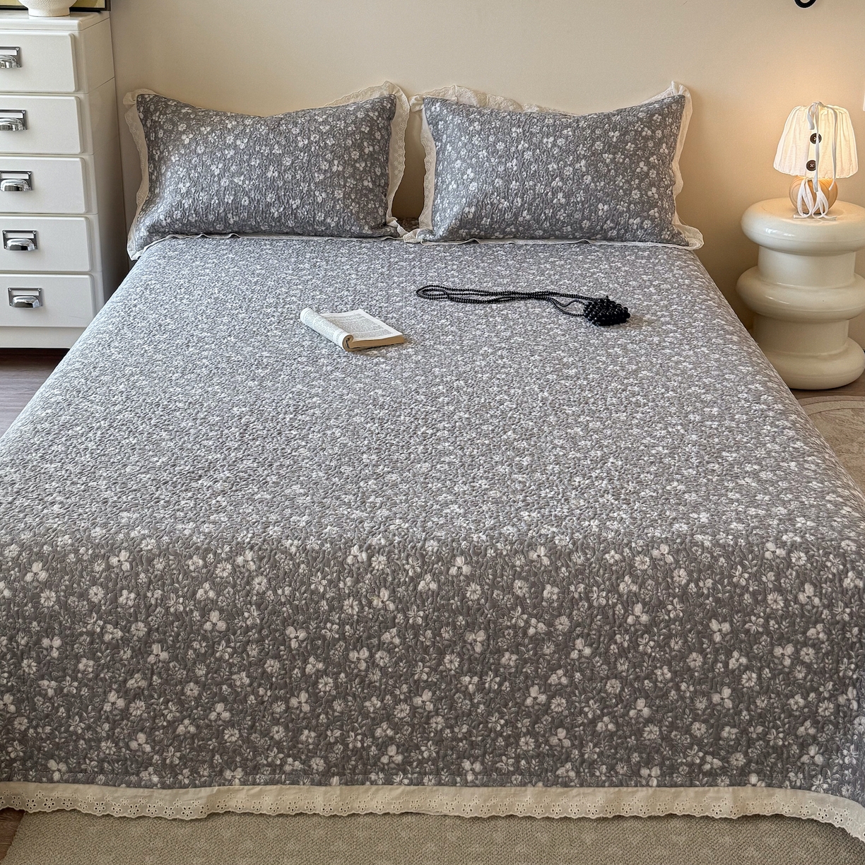 91家纺网 家纺一手货源 找家纺 乐野家居 2026新款印花全棉有氧双层纱床盖三件套 塞纳暮烟