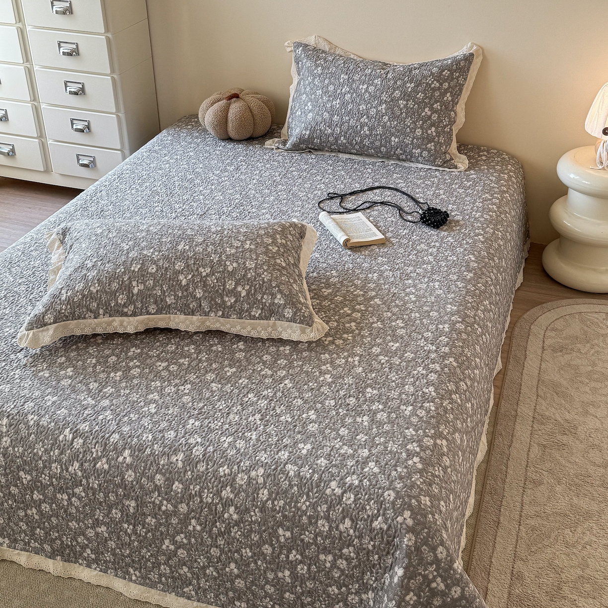 91家纺网 家纺一手货源 找家纺 乐野家居 2026新款印花全棉有氧双层纱床盖三件套 塞纳暮烟