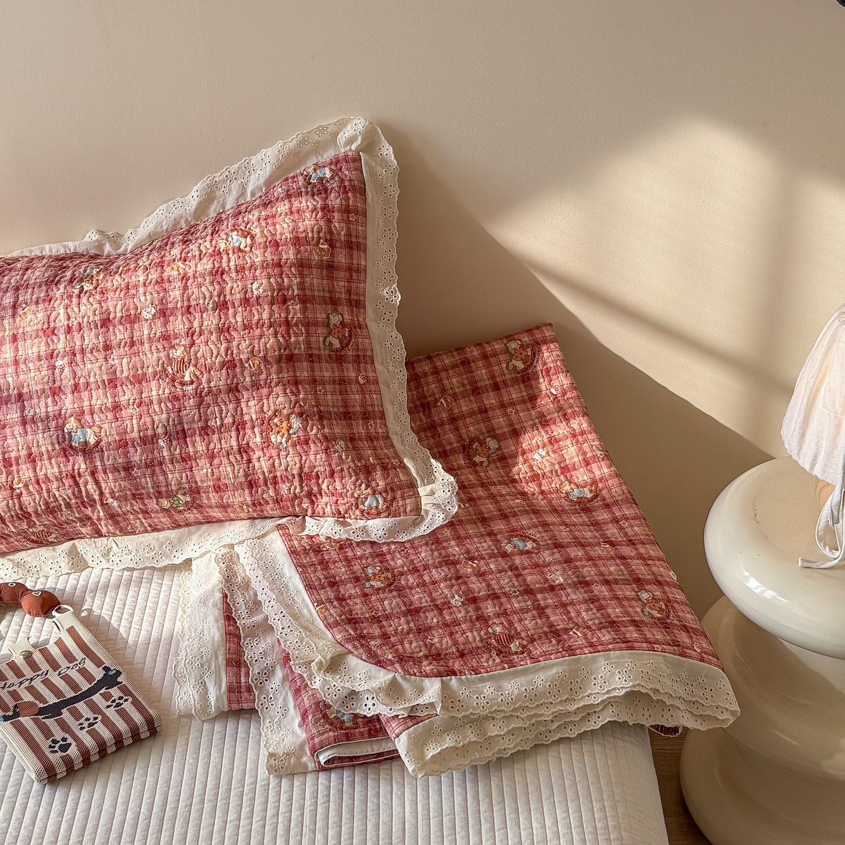 91家纺网 家纺一手货源 找家纺 乐野家居 2026新款印花全棉有氧双层纱床盖三件套 红格摇摇马