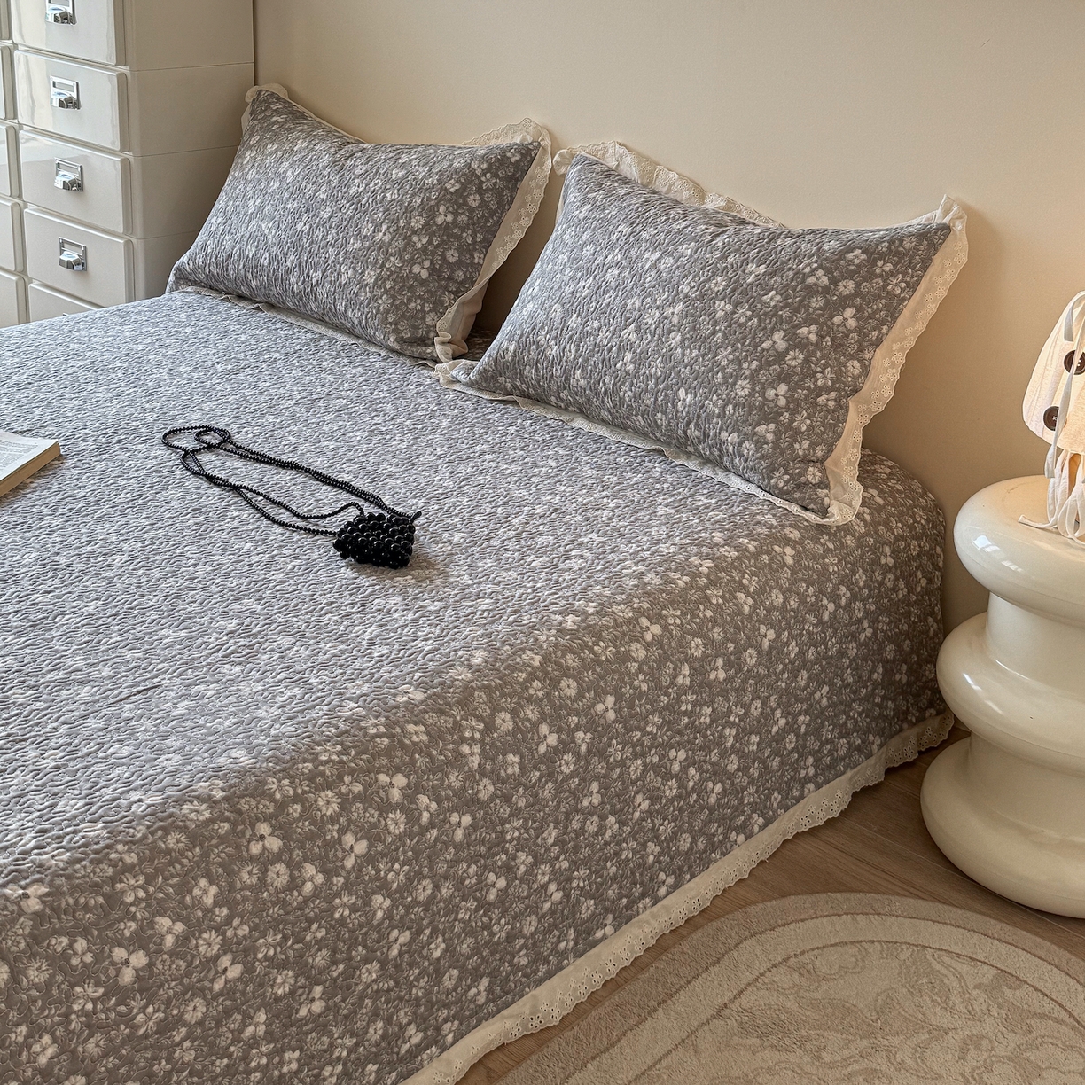 91家纺网 家纺一手货源 找家纺 乐野家居 2026新款印花全棉有氧双层纱床盖三件套 塞纳暮烟