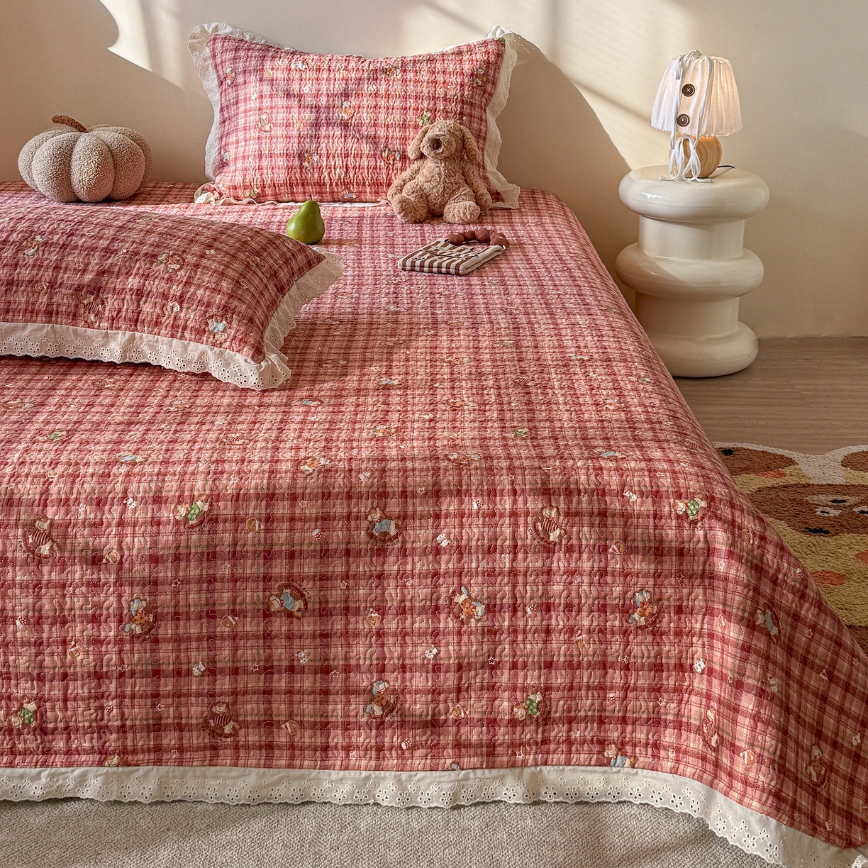 91家纺网 家纺一手货源 找家纺 乐野家居 2026新款印花全棉有氧双层纱床盖三件套 红格摇摇马