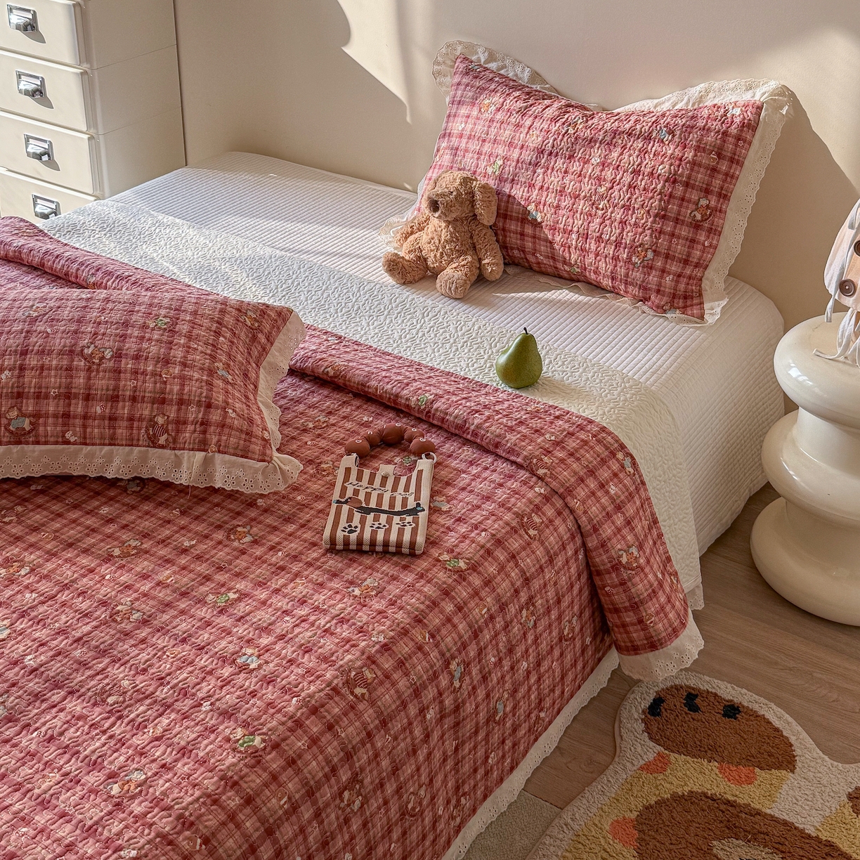 91家纺网 家纺一手货源 找家纺 乐野家居 2026新款印花全棉有氧双层纱床盖三件套 红格摇摇马