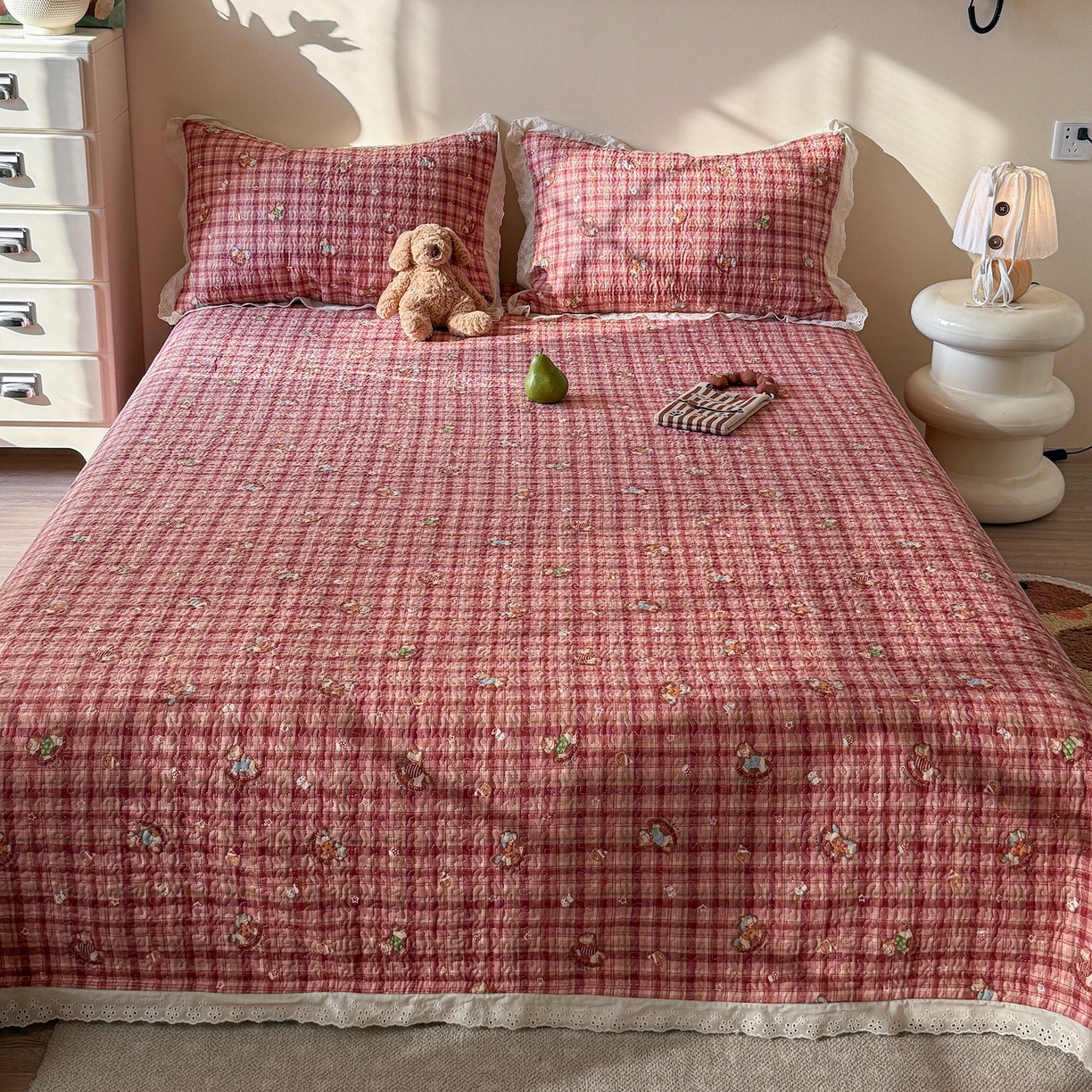 91家纺网 家纺一手货源 找家纺 乐野家居 2026新款印花全棉有氧双层纱床盖三件套 红格摇摇马