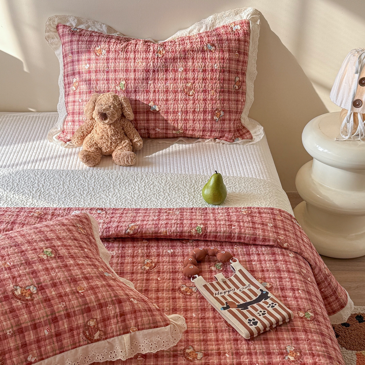 91家纺网 家纺一手货源 找家纺 乐野家居 2026新款印花全棉有氧双层纱床盖三件套 红格摇摇马