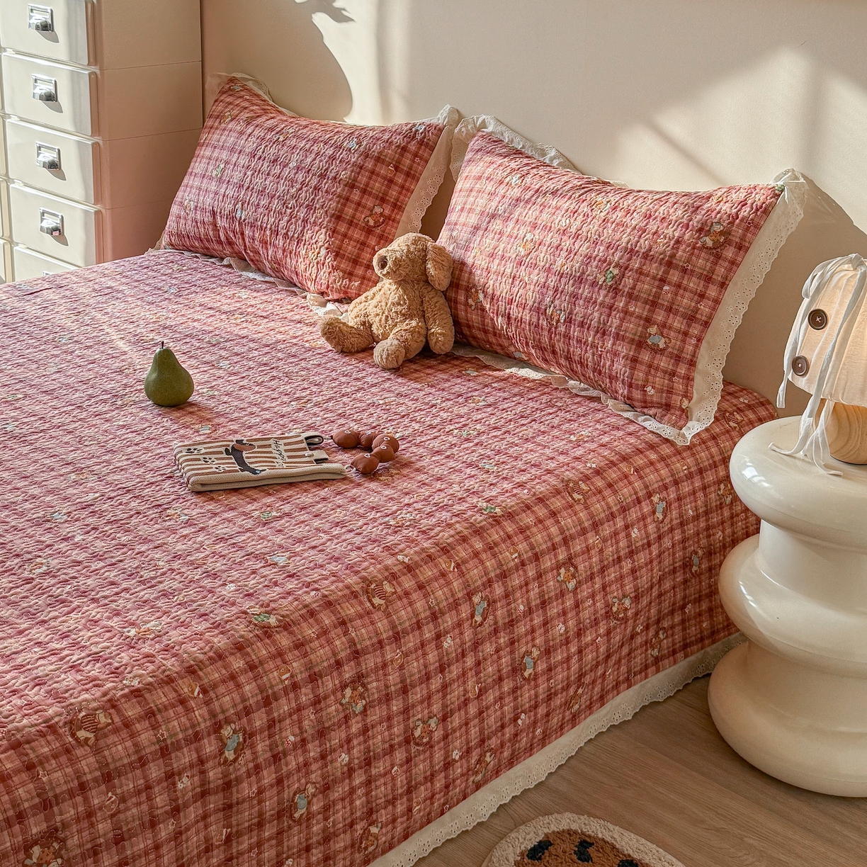 91家纺网 家纺一手货源 找家纺 乐野家居 2026新款印花全棉有氧双层纱床盖三件套 红格摇摇马