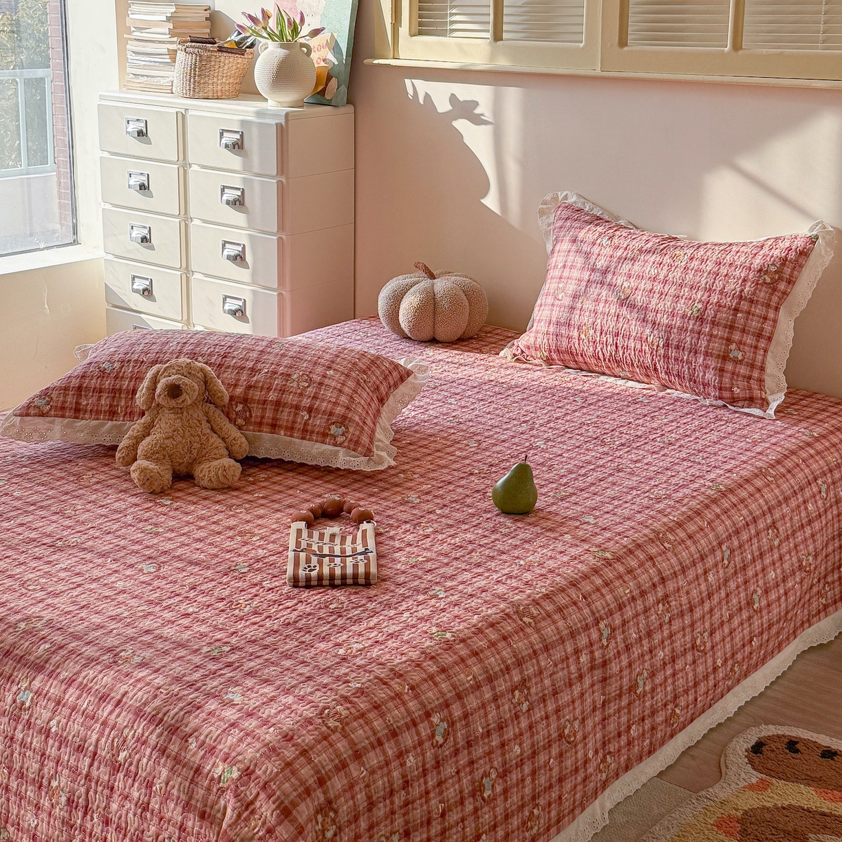 91家纺网 家纺一手货源 找家纺 乐野家居 2026新款印花全棉有氧双层纱床盖三件套 红格摇摇马