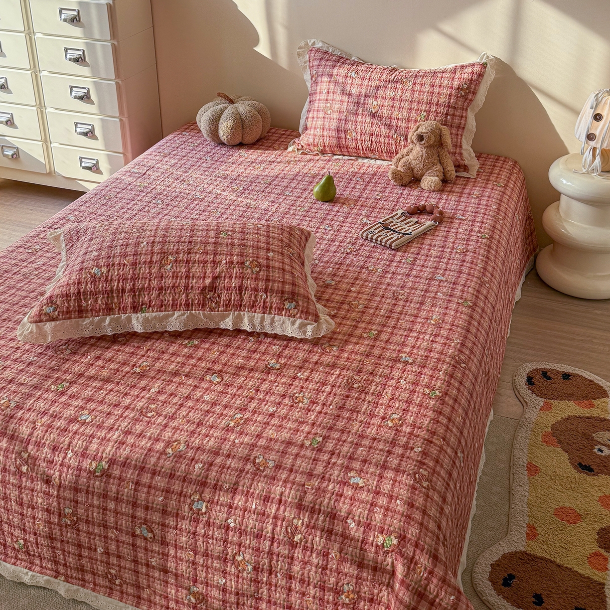 91家纺网 家纺一手货源 找家纺 乐野家居 2026新款印花全棉有氧双层纱床盖三件套 红格摇摇马