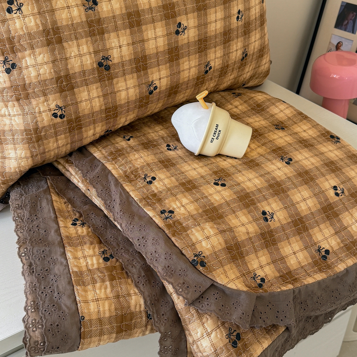 91家纺网 家纺一手货源 找家纺 乐野家居 2026新款印花全棉有氧双层纱床盖三件套 焦糖樱桃