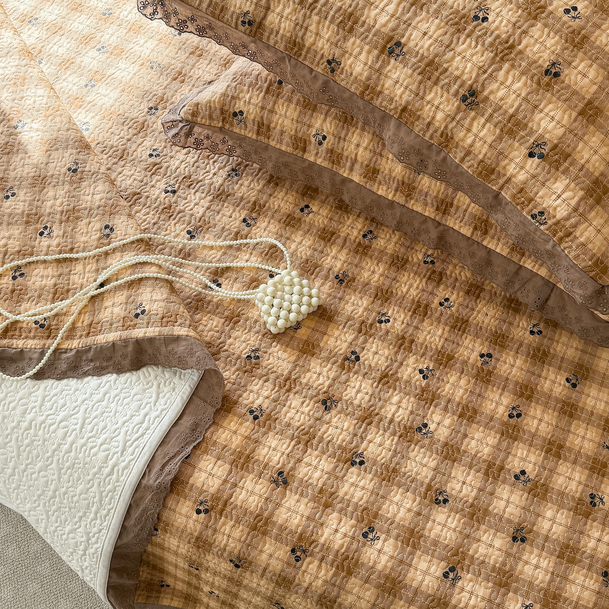 91家纺网 家纺一手货源 找家纺 乐野家居 2026新款印花全棉有氧双层纱床盖三件套 焦糖樱桃