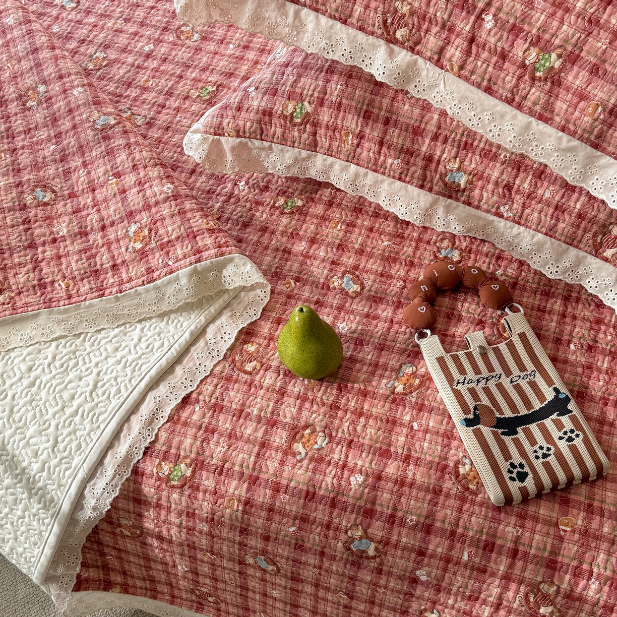 91家纺网 家纺一手货源 找家纺 乐野家居 2026新款印花全棉有氧双层纱床盖三件套 红格摇摇马