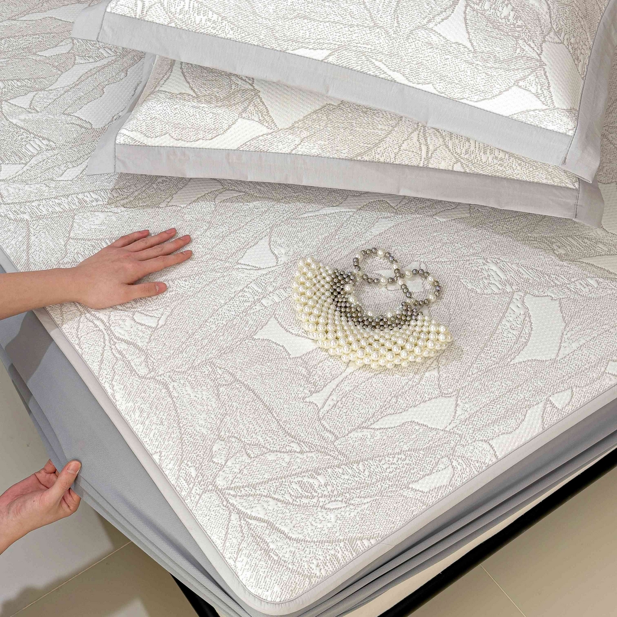 91家纺网 家纺一手货源 找家纺 孩子王家纺 2026春夏新款凉感过0.21夏天家用软席子可机洗空调席夏季高端华夫格凉席三件套 家大叶大-棕雾咖 床笠款