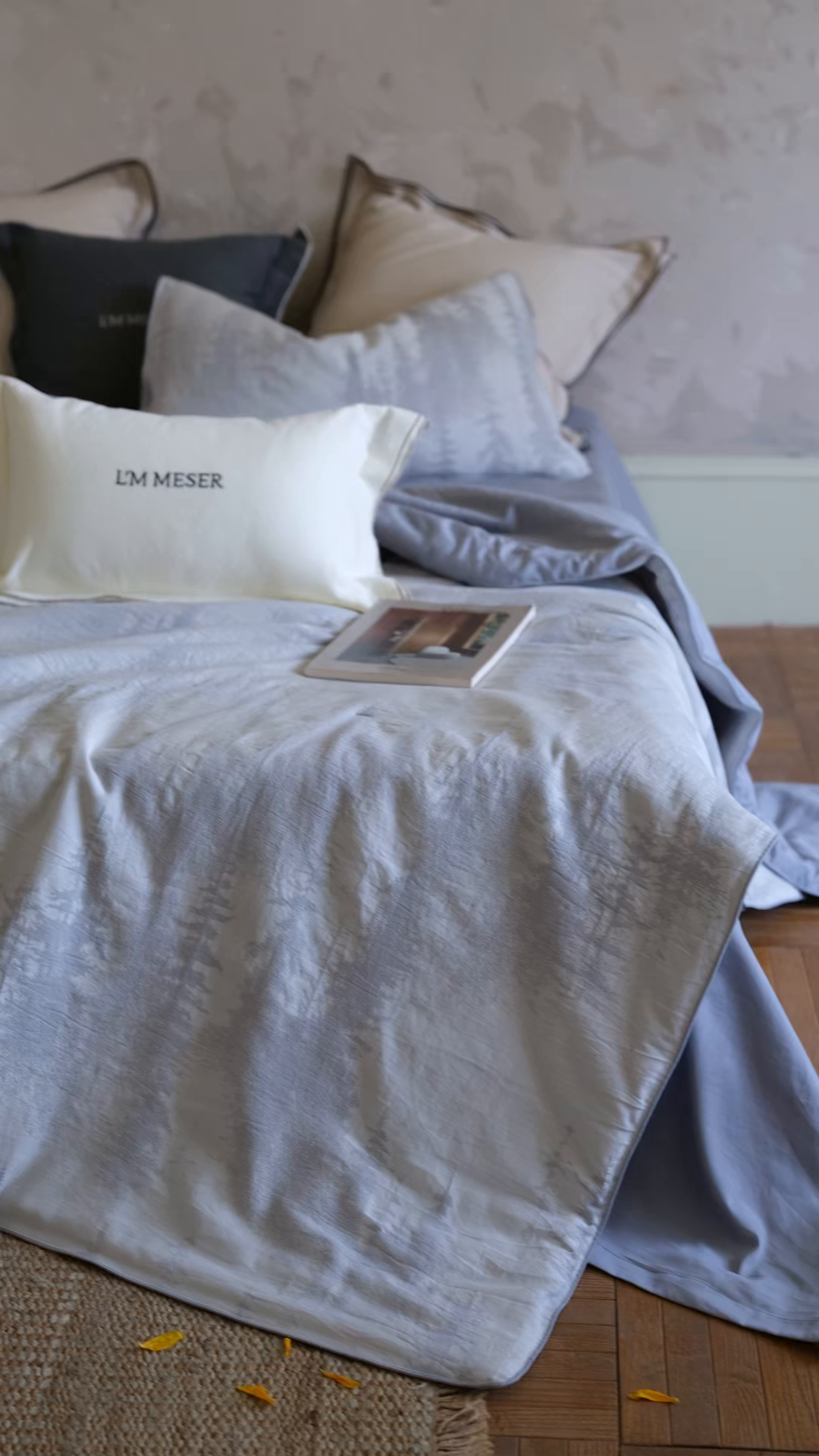 91家纺网 家纺一手货源 找家纺 佳汐蓝家纺 2026新款【慢性子】系列色织提花夏被&四件套 迷雾森林（蓝）