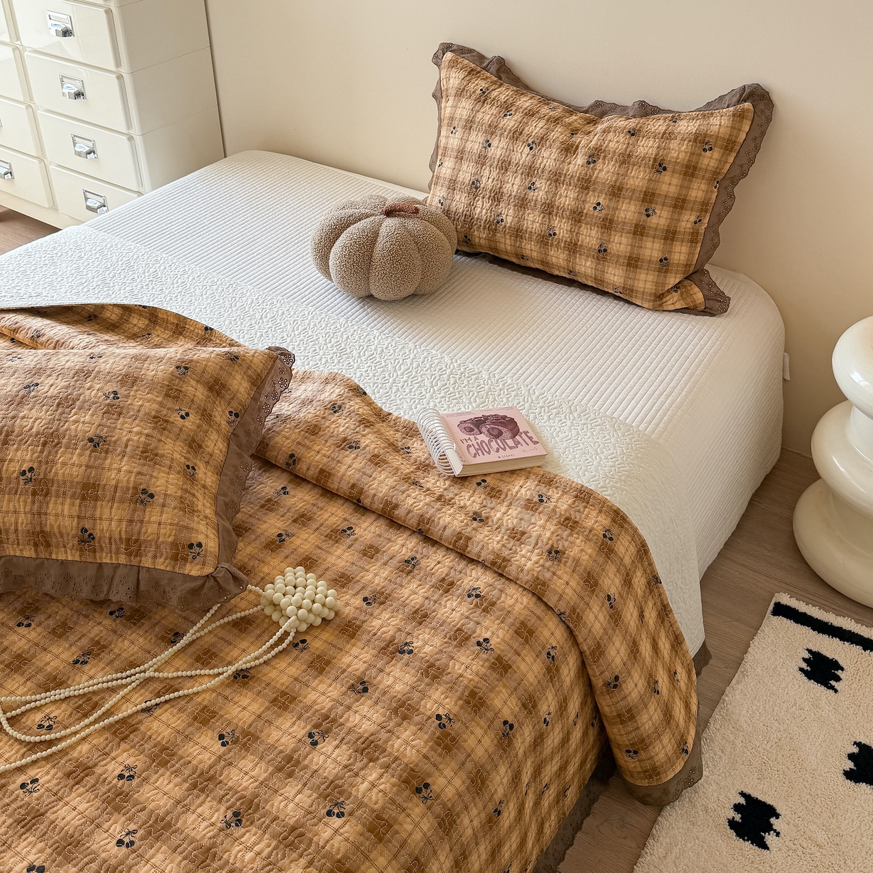 91家纺网 家纺一手货源 找家纺 乐野家居 2026新款印花全棉有氧双层纱床盖三件套 焦糖樱桃