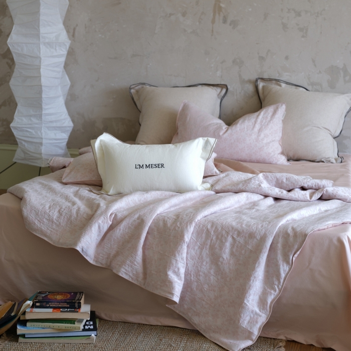 91家纺网 家纺一手货源 找家纺 佳汐蓝家纺 2026新款【慢性子】系列色织提花夏被&四件套 墨染（粉）