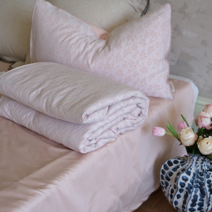 91家纺网 家纺一手货源 找家纺 佳汐蓝家纺 2026新款【慢性子】系列色织提花夏被&四件套 墨染（粉）