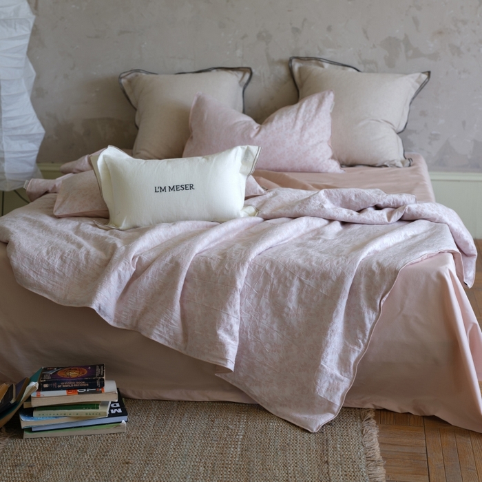 91家纺网 家纺一手货源 找家纺 佳汐蓝家纺 2026新款【慢性子】系列色织提花夏被&四件套 墨染（粉）