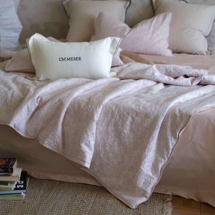 91家纺网 家纺一手货源 找家纺 佳汐蓝家纺 2026新款【慢性子】系列色织提花夏被&四件套 墨染（粉）