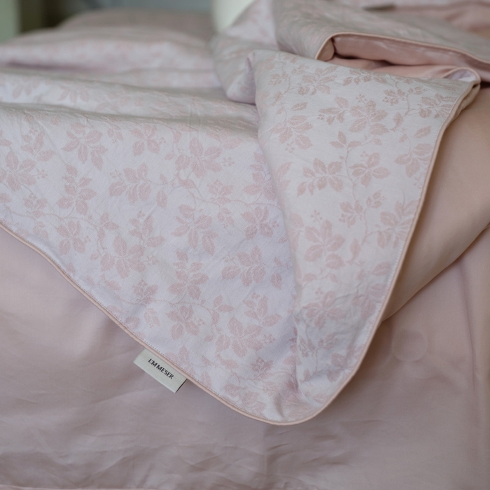 91家纺网 家纺一手货源 找家纺 佳汐蓝家纺 2026新款【慢性子】系列色织提花夏被&四件套 墨染（粉）