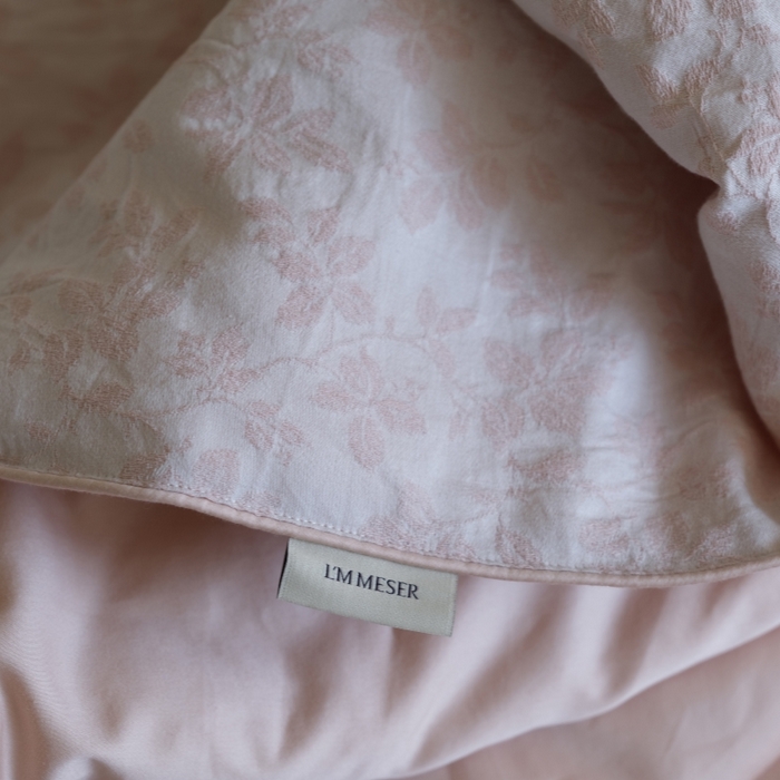 91家纺网 家纺一手货源 找家纺 佳汐蓝家纺 2026新款【慢性子】系列色织提花夏被&四件套 墨染（粉）