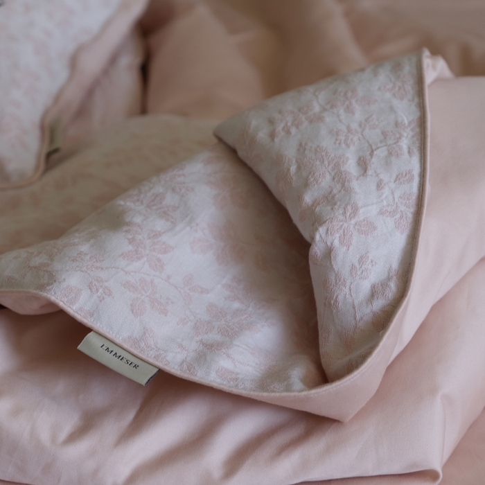 91家纺网 家纺一手货源 找家纺 佳汐蓝家纺 2026新款【慢性子】系列色织提花夏被&四件套 墨染（粉）