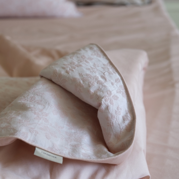 91家纺网 家纺一手货源 找家纺 佳汐蓝家纺 2026新款【慢性子】系列色织提花夏被&四件套 墨染（粉）