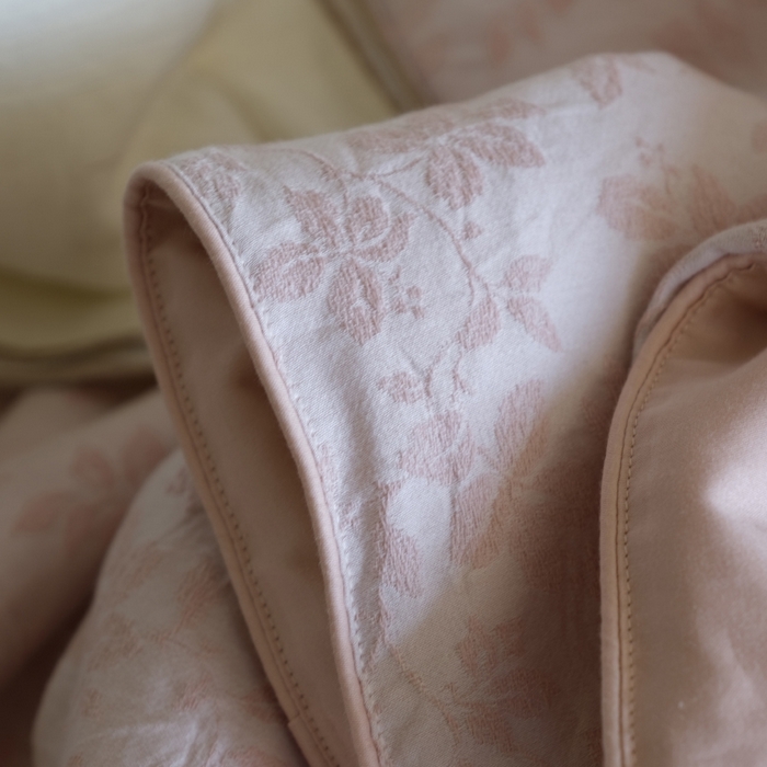 91家纺网 家纺一手货源 找家纺 佳汐蓝家纺 2026新款【慢性子】系列色织提花夏被&四件套 墨染（粉）