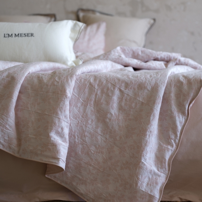 91家纺网 家纺一手货源 找家纺 佳汐蓝家纺 2026新款【慢性子】系列色织提花夏被&四件套 墨染（粉）