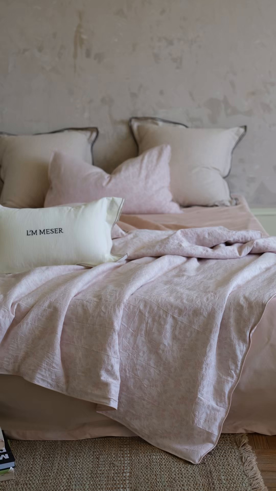 91家纺网 家纺一手货源 找家纺 佳汐蓝家纺 2026新款【慢性子】系列色织提花夏被&四件套 墨染（粉）