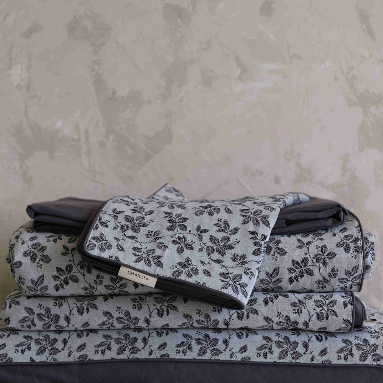 91家纺网 家纺一手货源 找家纺 佳汐蓝家纺 2026新款【慢性子】系列色织提花夏被&四件套 墨染（灰）