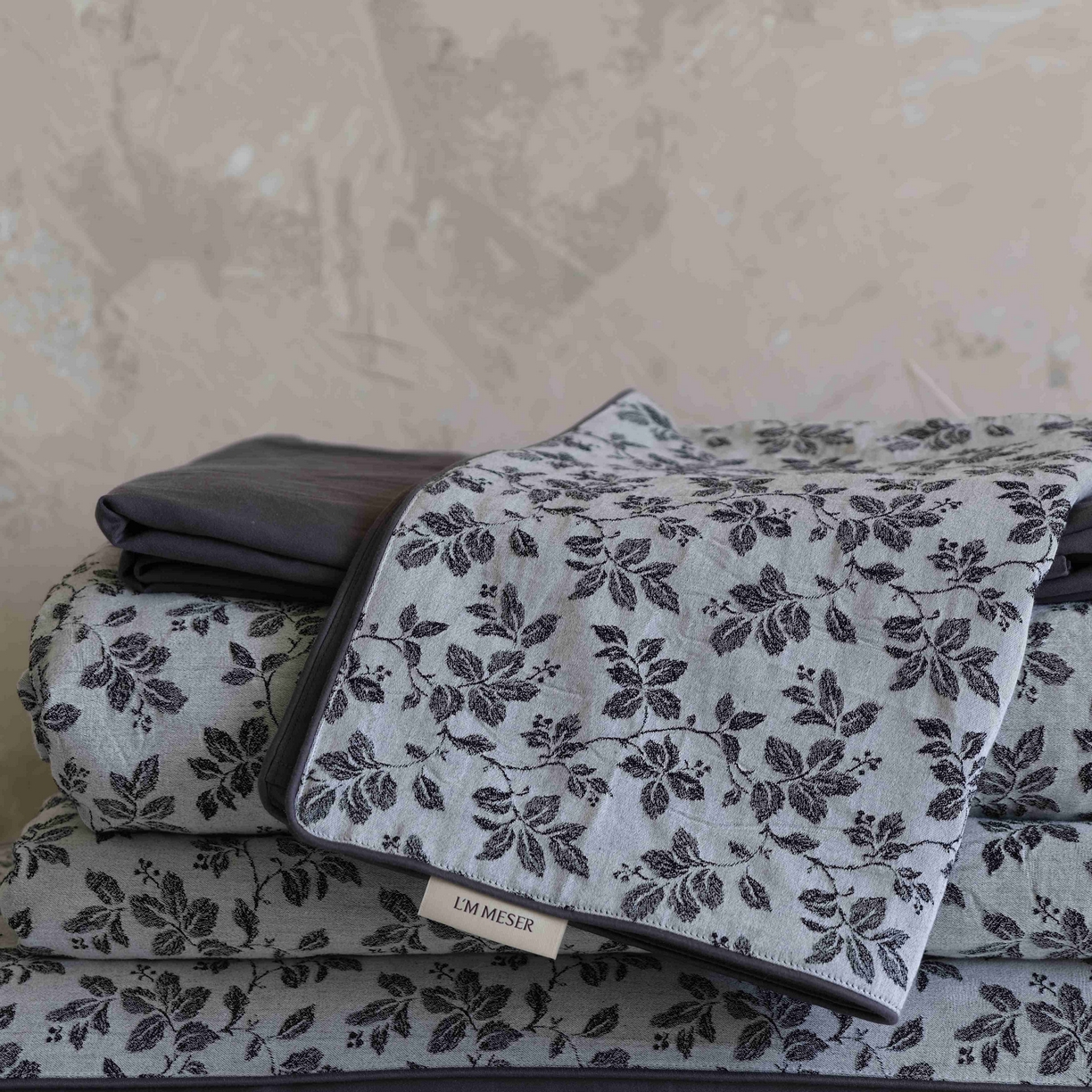 91家纺网 家纺一手货源 找家纺 佳汐蓝家纺 2026新款【慢性子】系列色织提花夏被&四件套 墨染（灰）