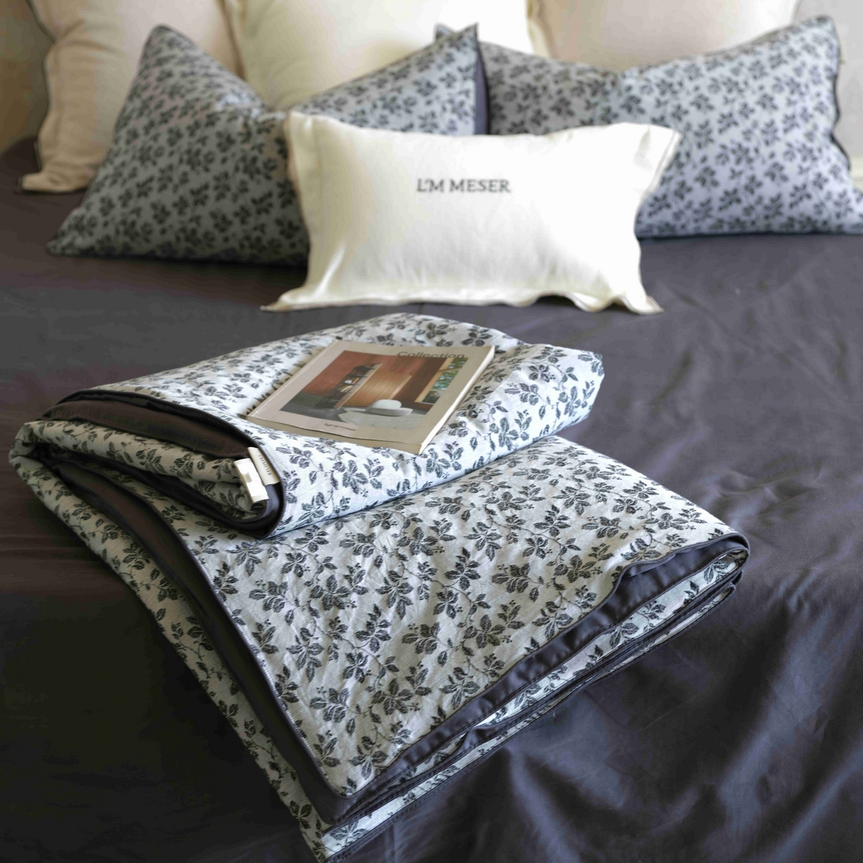 91家纺网 家纺一手货源 找家纺 佳汐蓝家纺 2026新款【慢性子】系列色织提花夏被&四件套 墨染（灰）