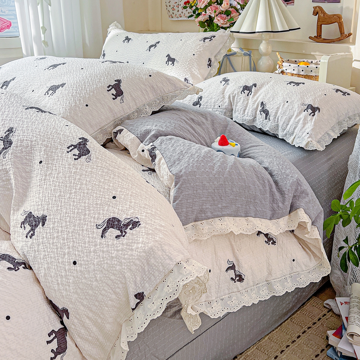一比一家纺 2026新款泡芙纱花边四件套 奶棕小马