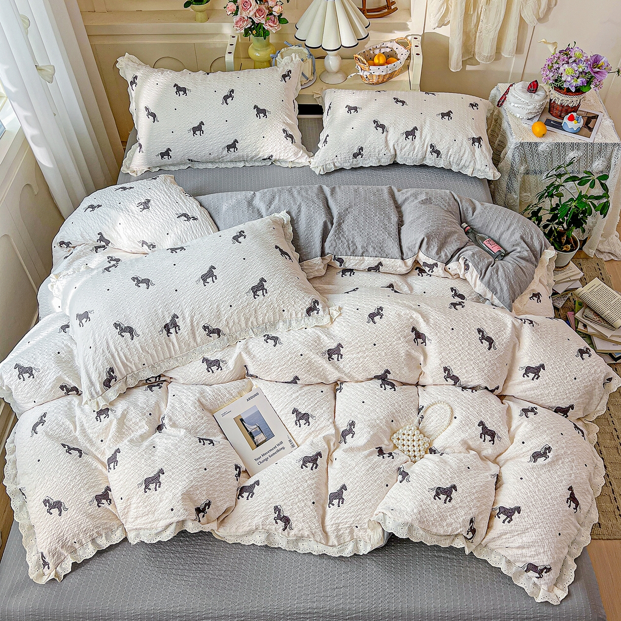 91家纺网 家纺一手货源 找家纺 一比一家纺 2026新款泡芙纱花边四件套 奶棕小马