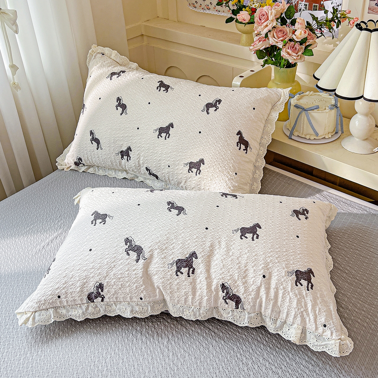 91家纺网 家纺一手货源 找家纺 一比一家纺 2026新款泡芙纱花边四件套 奶棕小马