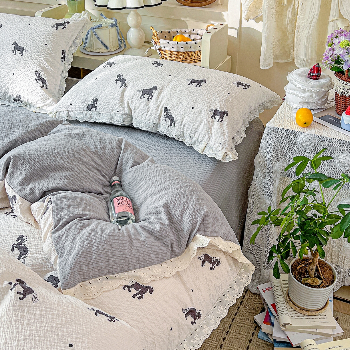 91家纺网 家纺一手货源 找家纺 一比一家纺 2026新款泡芙纱花边四件套 奶棕小马