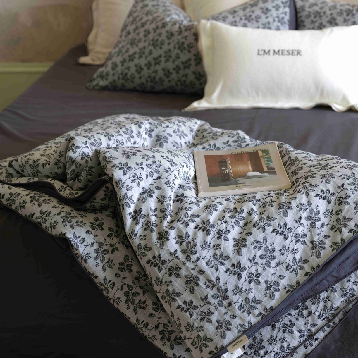 91家纺网 家纺一手货源 找家纺 佳汐蓝家纺 2026新款【慢性子】系列色织提花夏被&四件套 墨染（灰）