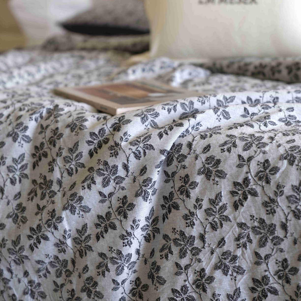 91家纺网 家纺一手货源 找家纺 佳汐蓝家纺 2026新款【慢性子】系列色织提花夏被&四件套 墨染（灰）